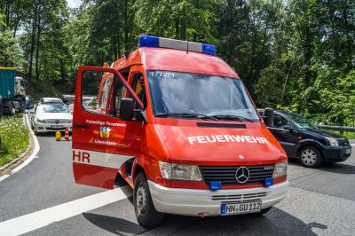 Loewenstein: Mit Mulch beladener LKW-Kipper stuerzt in Linkskurve um - Feuerwehr muss Kipper mit Mistgabeln entleeren - Fahrer verletzt